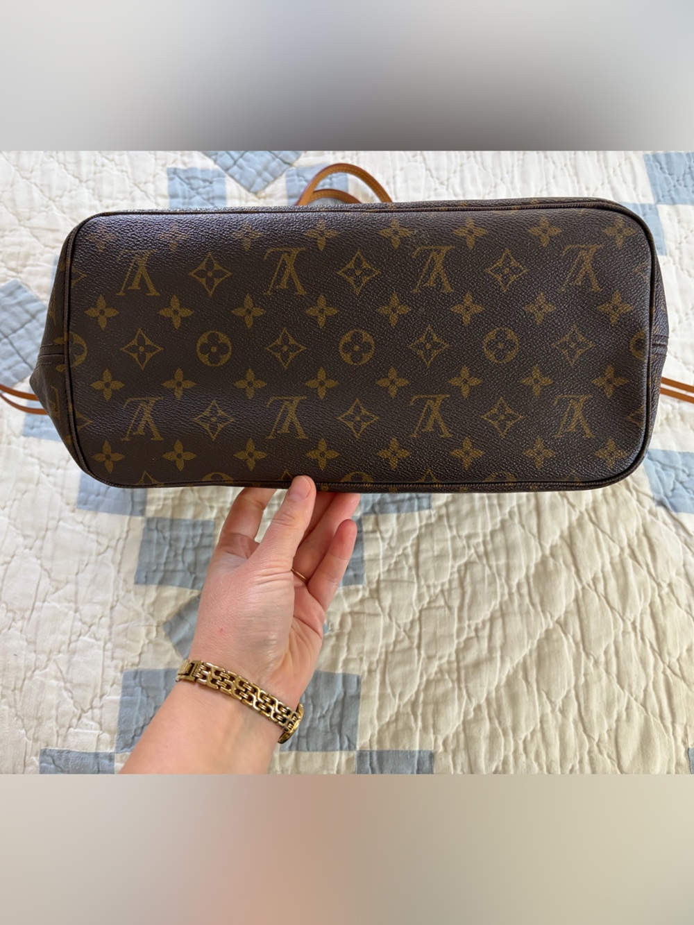 Louis Vuitton Monogram Neverfull Tote, MM - Picture 4 of 16